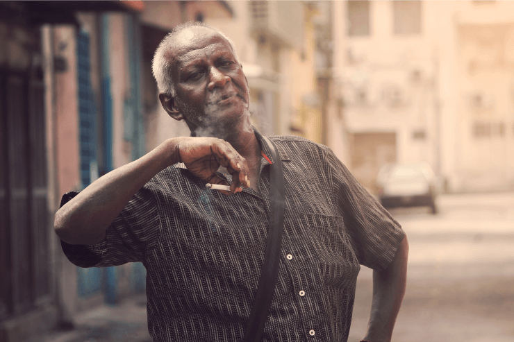 おじいさんが紙巻きたばこを吸っている